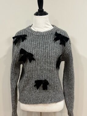 LUSH Women’s Gray Ribbed Knit Sweater Black Velvet Bows Size Small NWT